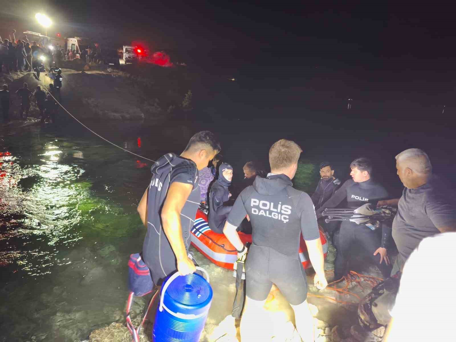 Fırat Nehri’nde su düzeyinin yükselmesi ile mahsur kalan 26 kişi kurtarıldı