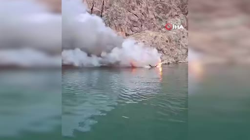 Fırat Nehri’nde tekne alev alev yandı