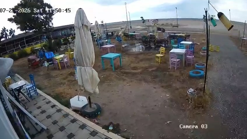 Fırtına kıyısı süpürdü, kafenin masaları yer değiştirdi