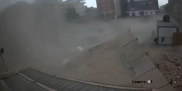 Fırtınada inşaat alanı yerle bir oldu