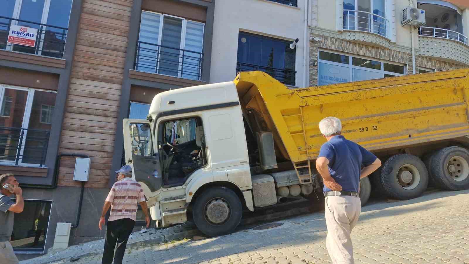 Freni boşalan kamyon meskene çarptı: Mahalle sakinleri zelzele oluyor sandı