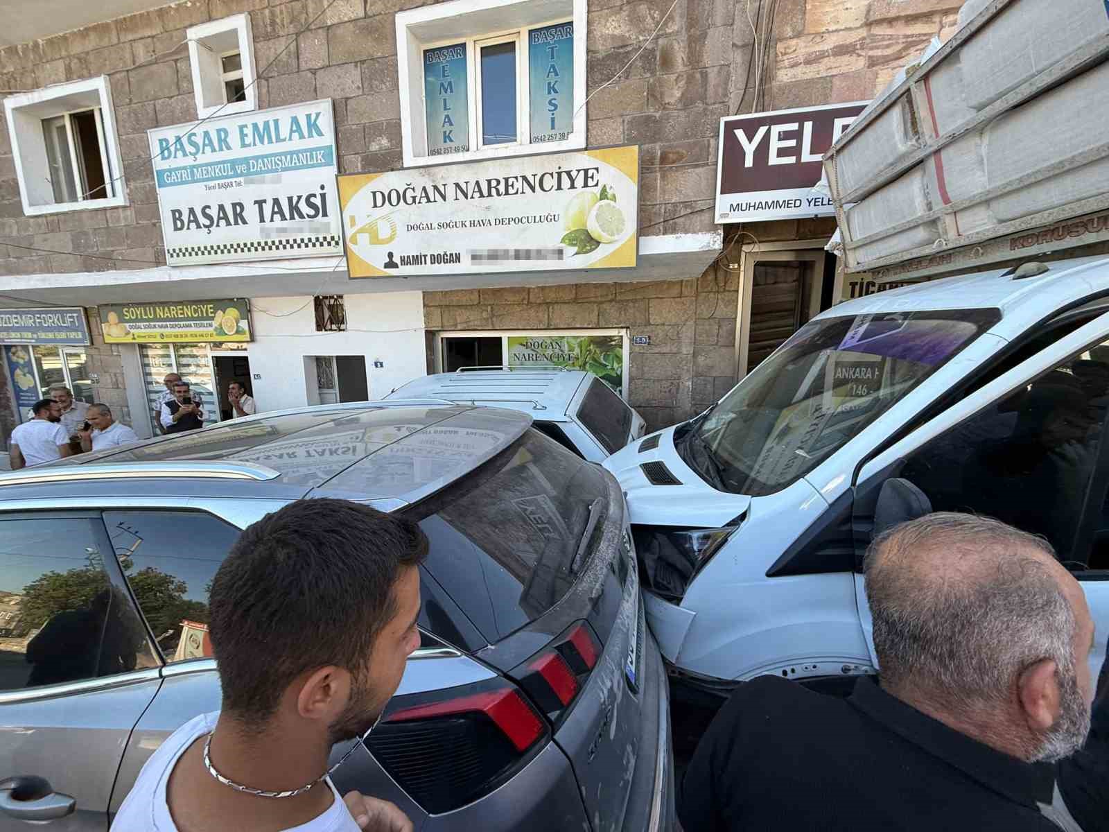 Freni boşalan kamyonet park halindeki araçlara çarptı