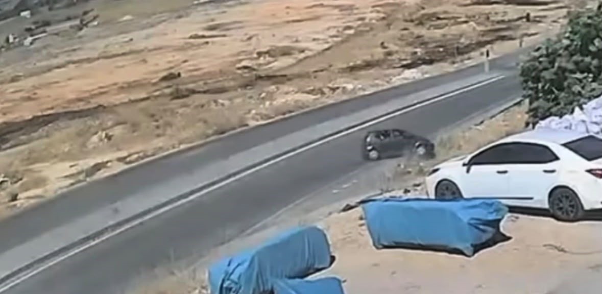 Gaziantep’te denetimden çıkan araç menfezde karşıt döndü: Kaza kamerada