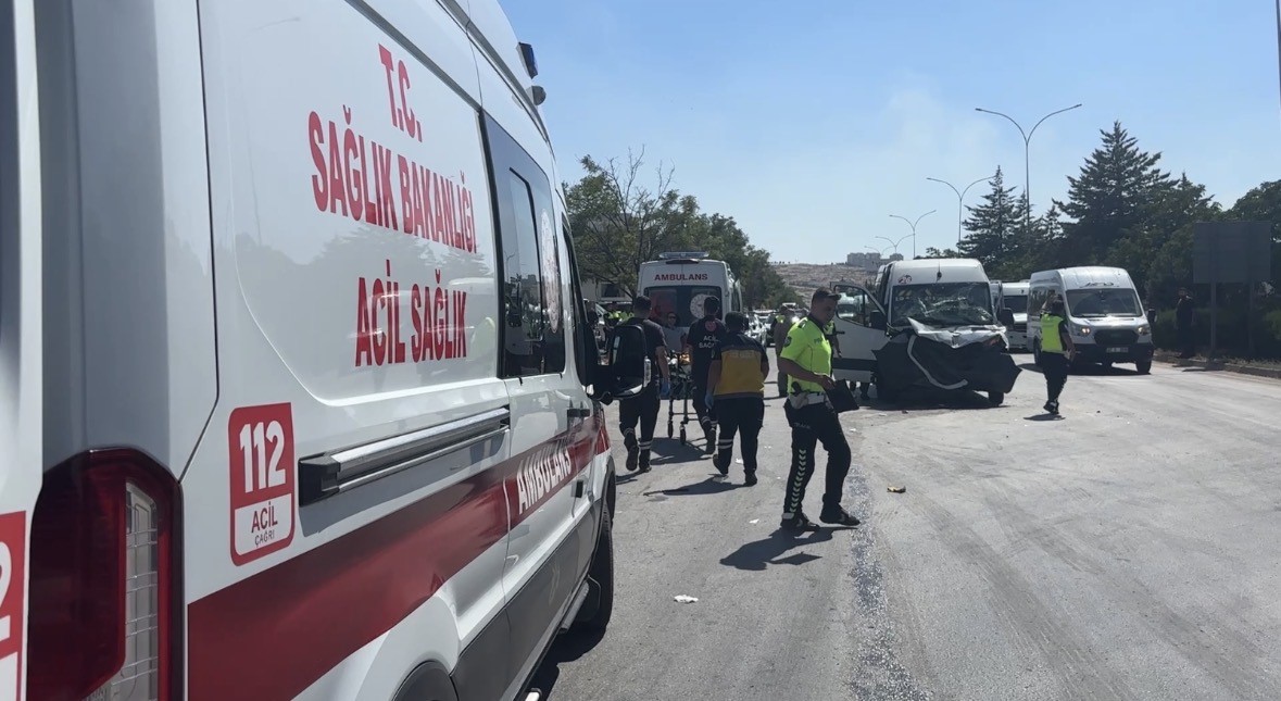 Gaziantep’te personel servisi tıra arkadan çarptı: 11 yaralı