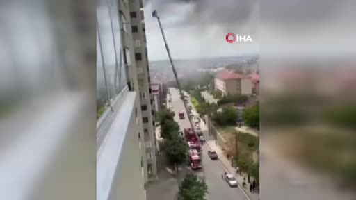 Gebze’de bina çatısı alevlere teslim oldu
