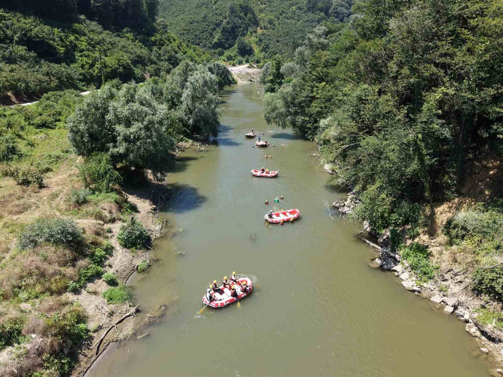 Gençler 12 kilometre kürek çekti