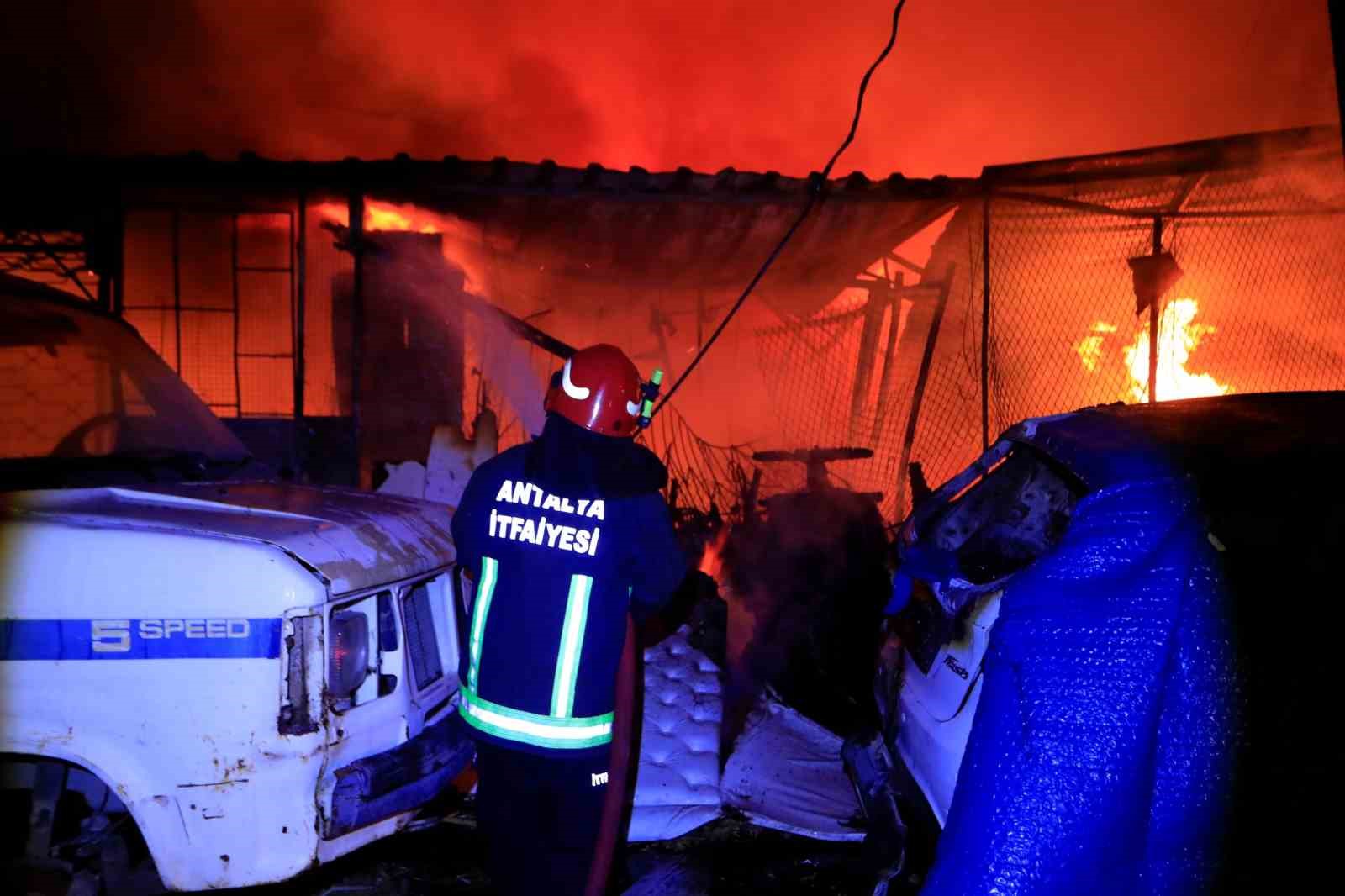 Gözlerinin Önünde 40 Yıllık Emek Yanıp Gitti
