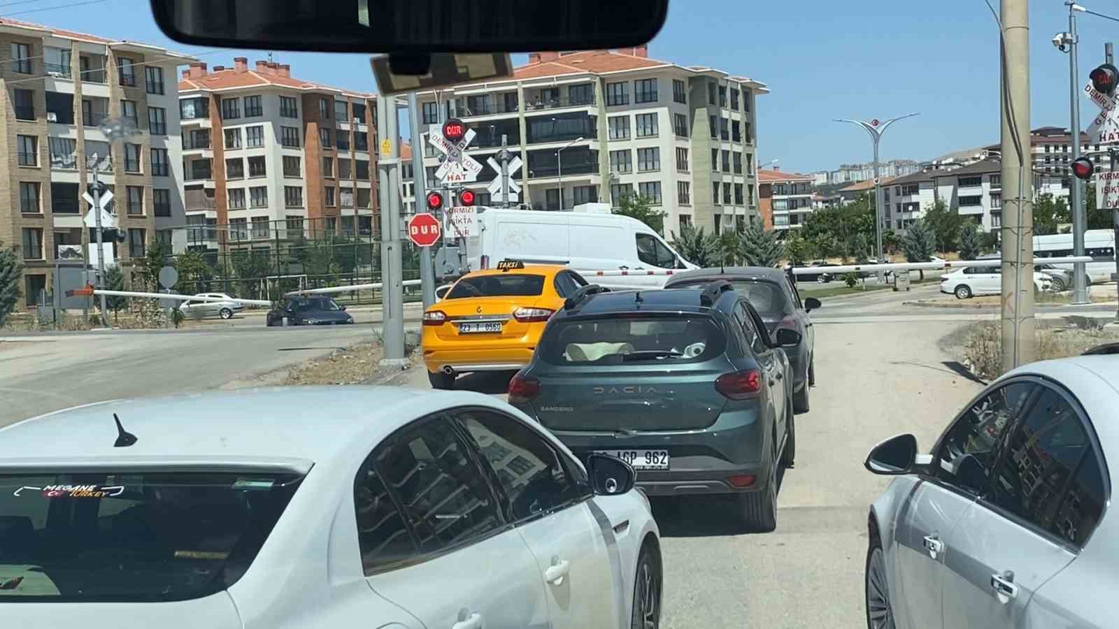 Hemzemin geçitte araçların tehlikeli geçişleri kameraya yansıdı