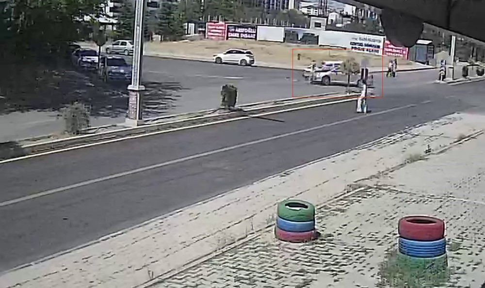 İki araba çarpıştı, yoldan geçen şahıs son anda kurtuldu