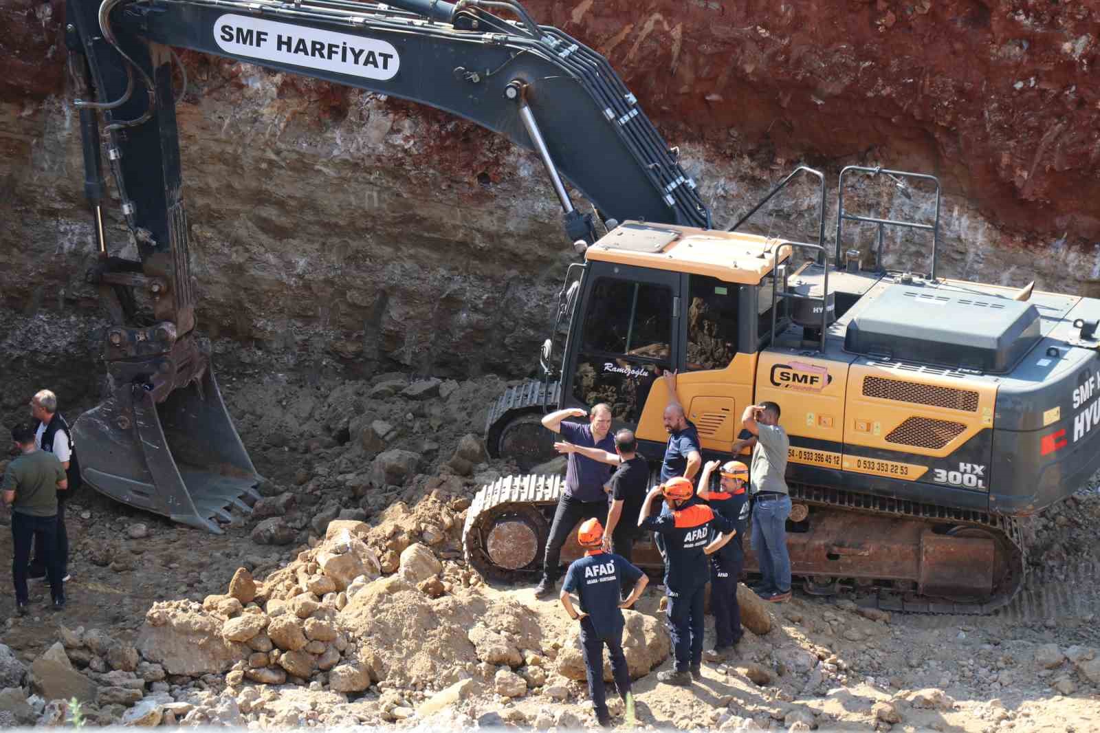 İnşaat hafriyatında göçük altında kalan kepçe operatörü hayatını kaybetti