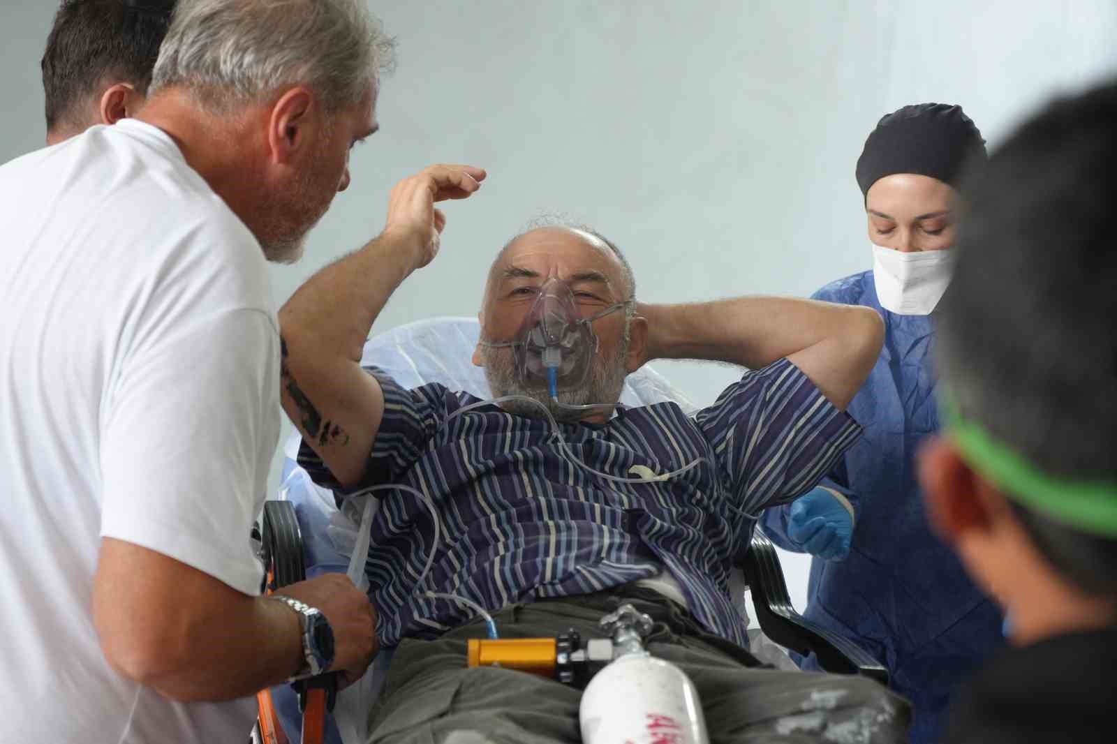 İnşaatın bodrum katına boya taşıyan 2 personel kokudan baygınlık geçirdi