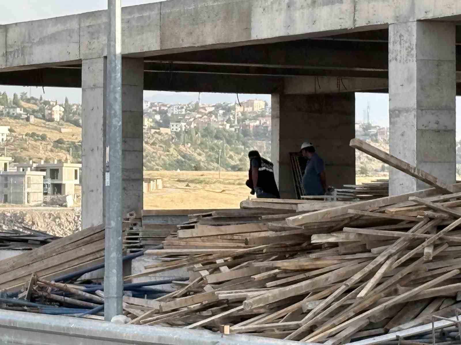 İnşaatta taban kattan bodruma düşen emekçi yaralandı