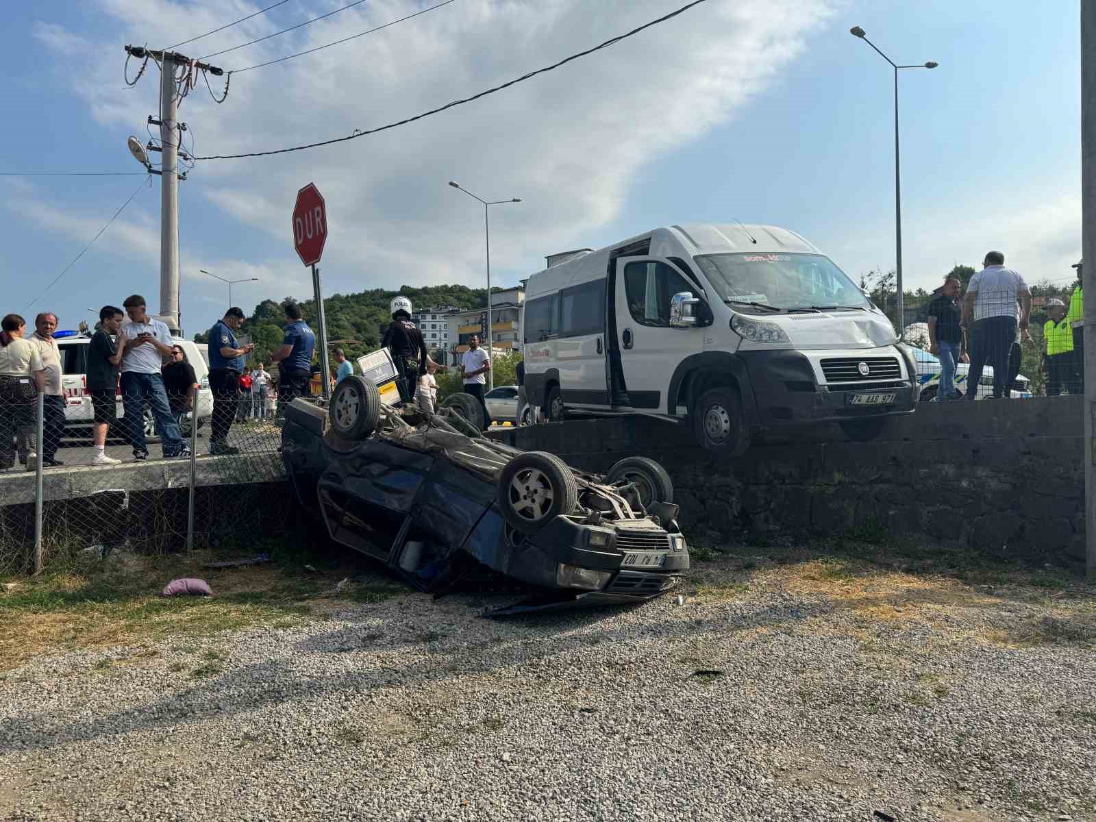 İşçi Servisi ile Çarpışan Otomobil Bahçeye Uçtu: 3 Yaralı
