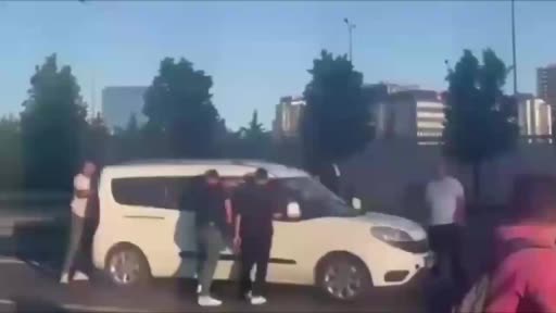 İstanbul'da 13 Kaçak Göçmen Yakalandı ve 4 Şüpheli Gözaltına Alındı