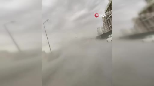 İstanbul’da fırtına tesirli oldu, ağaçlar devrildi
