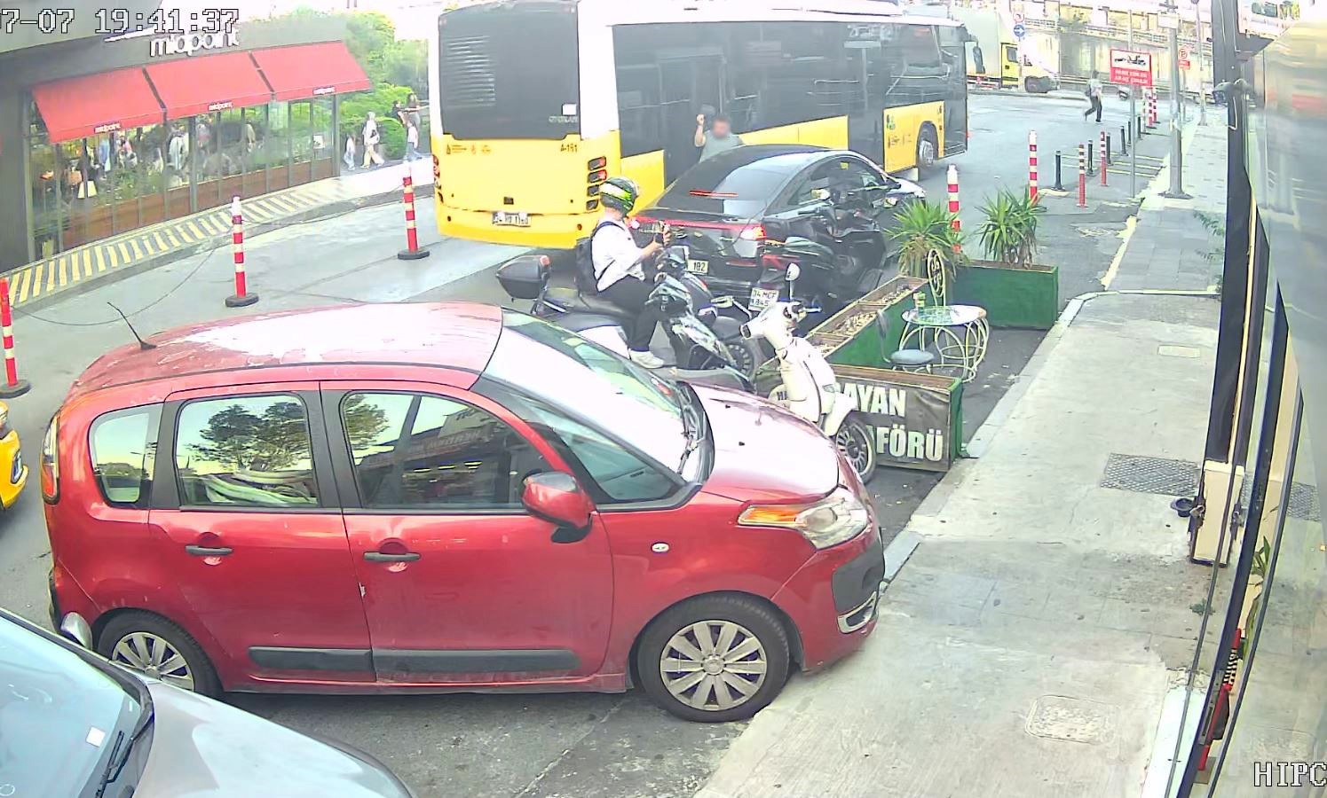 İstanbul'da Otobüs Kazası: Yaya Hafif Yaralandı!