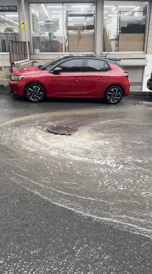 İstanbul'da Sağanak Nedeniyle Rögarlar Taşarak Caddeleri ve Köprü Altlarını Göl Yaptı