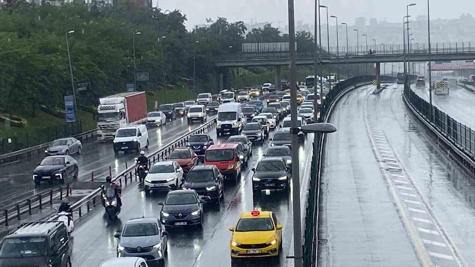 İstanbul’da tesirli olan sağanak yağış trafikte yoğunluğa sebep oldu