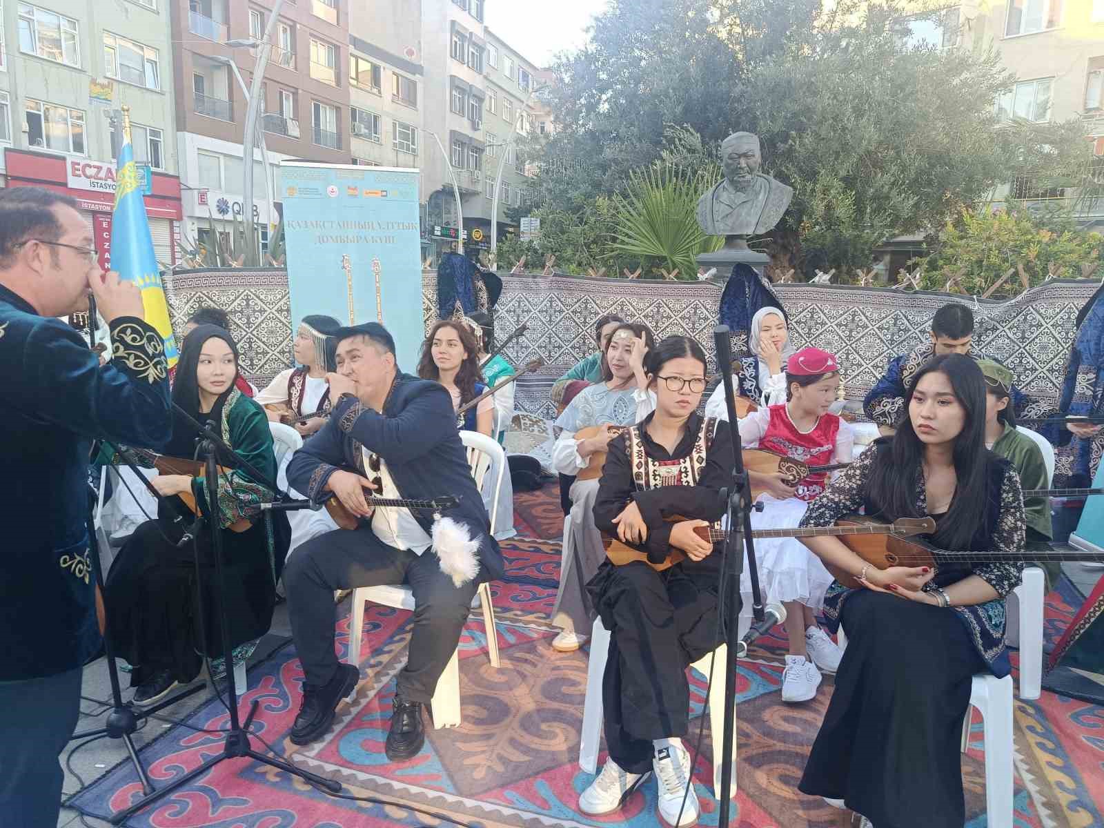 İstanbul'da Ulusal Dombra Günü Kutlamaları ve Etkinlikleri
