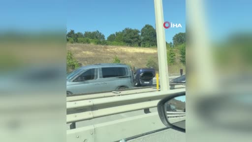 İstanbul Havalimanı yolunda hafriyat kamyonu devrildi. Olay yerine çok sayıda sıhhat ve itfaiye takımı sevk edildi.
