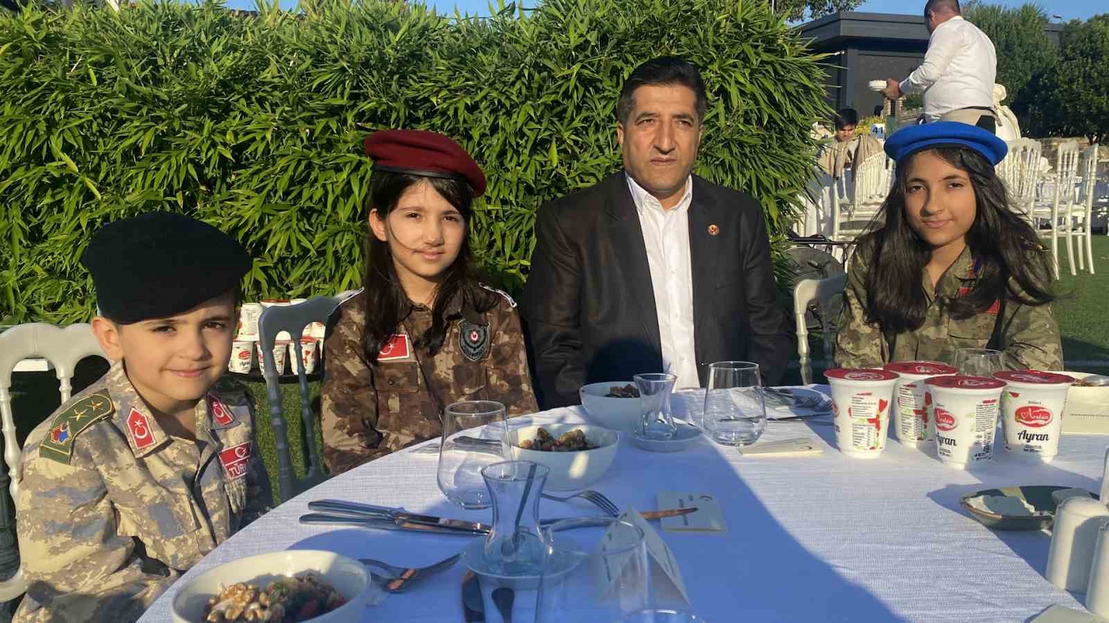 İstanbul Valisi Gül: "Sokakta birbirine benzemeyen, birbiri üzere düşünmeyen, birbiri üzere giyinmeyen herkesin bu darbecilere karşı durduğunu gördük"