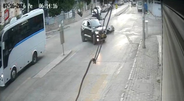İzmir’de arabanın motosiklete çarpıp kaçtığı kaza kameraya yansıdı