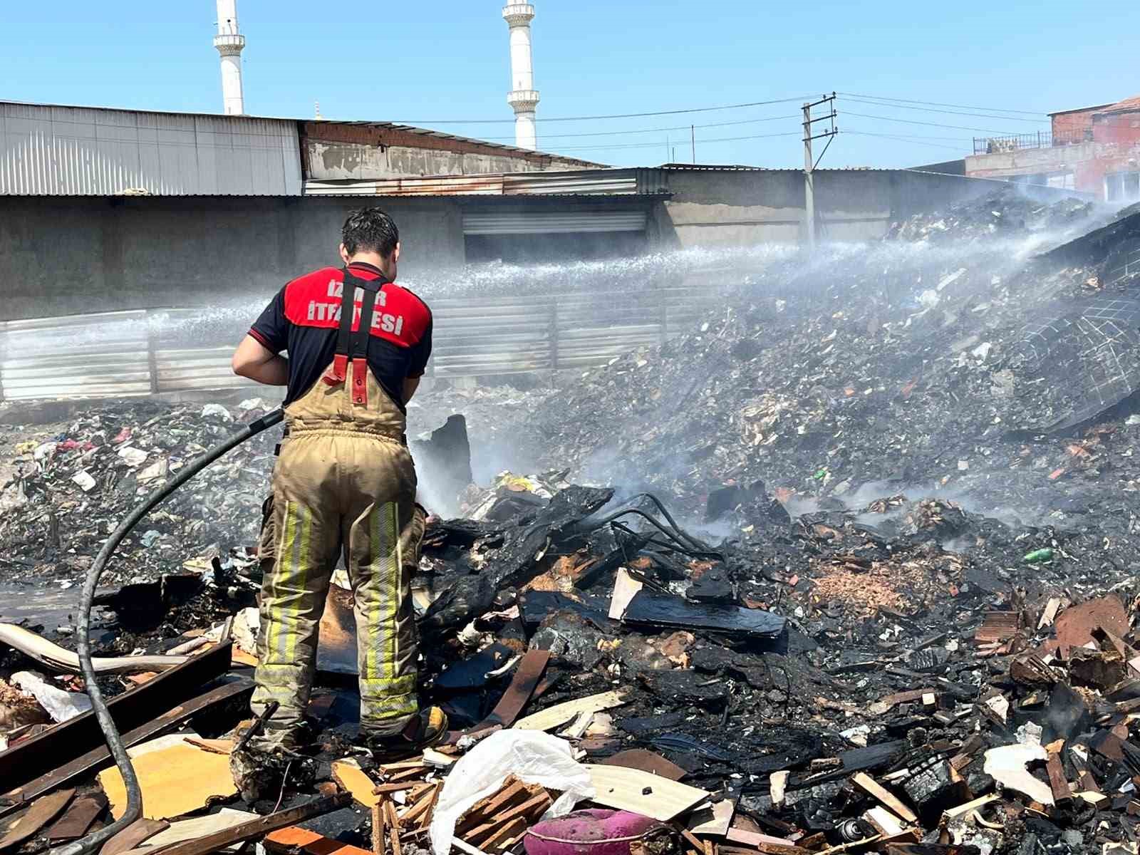 İzmir’de çöplüğe dönüştürülen boş arazi yeniden alevlere teslim