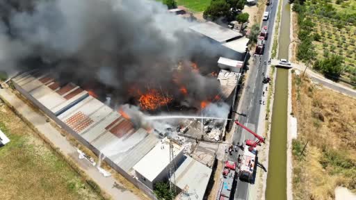 İzmir’de Fabrika Yangını Kontrol Altında