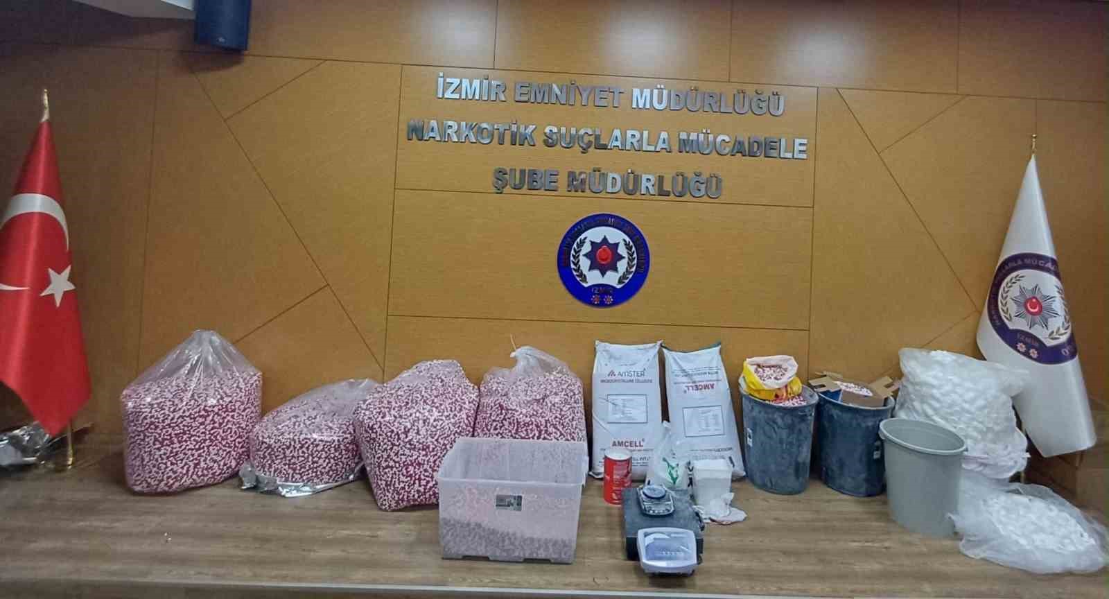 İzmir'de Zehir Tacirlerine Karşı Büyük Operasyon: 121 Bin 816 Uyuşturucu Hap Ele Geçirildi