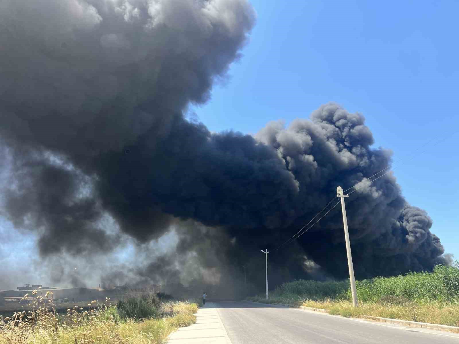 İzmir Geri Dönüşüm Fabrikasında Şiddetli Yangın Yıkımı