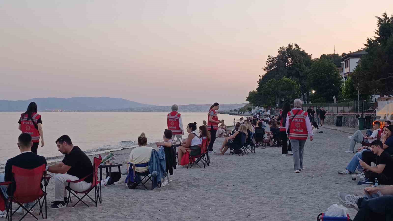 Kadın Polislerin Sahilde Huzur Mesaisi ve Broşür Dağıtımı Etkinliği