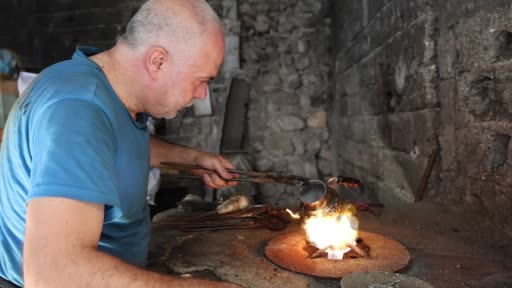 Kahramanmaraş’ta kalaycı ustasının güçlü sıcaklıkta mesaisi