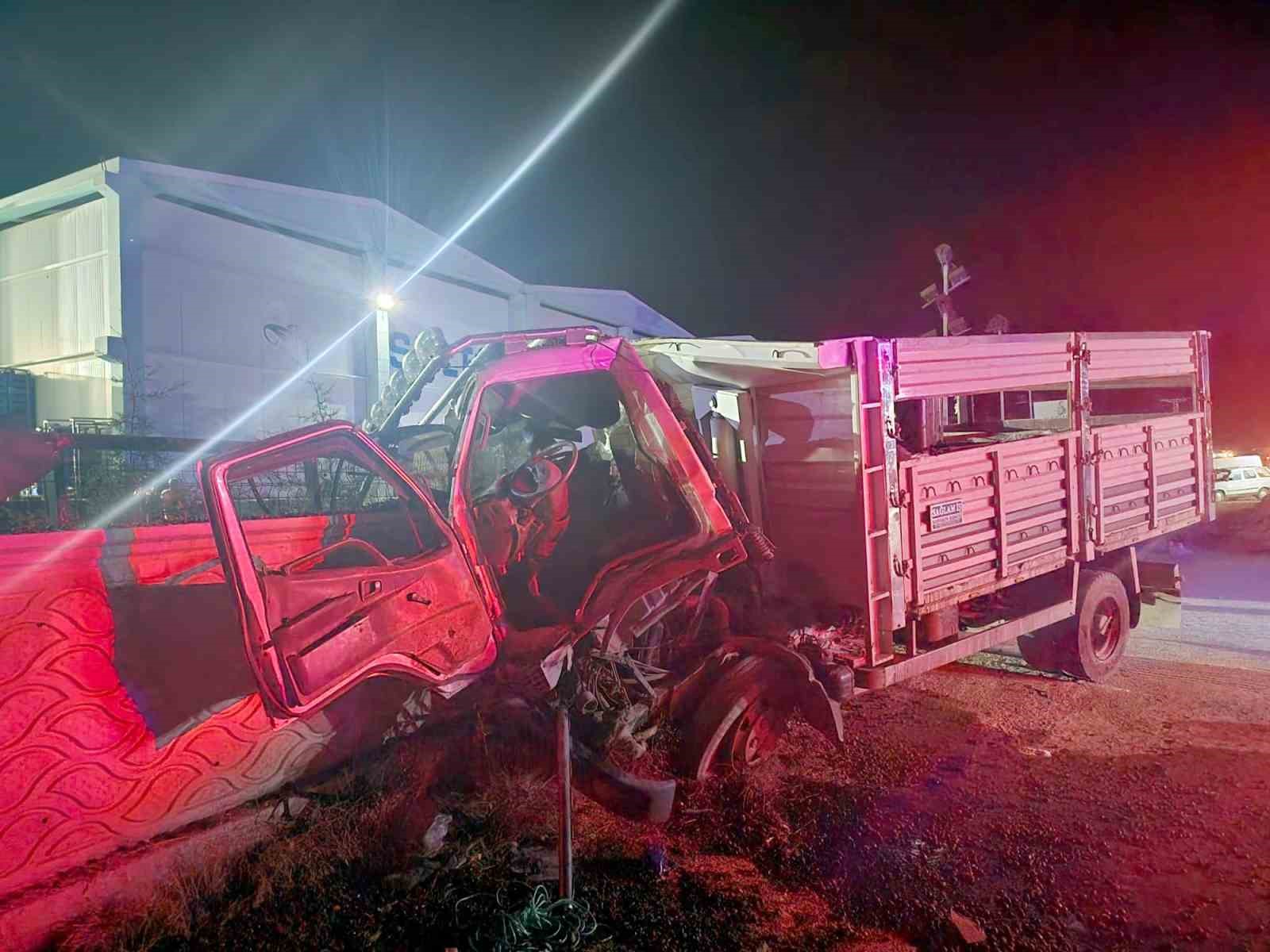 Kamyon evvel traktöre sonra duvara çarptı: 1 meyyit, 3 yaralı