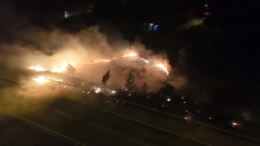 Kara yolu kenarındaki yangın meskenlere ulaşmadan söndürüldü