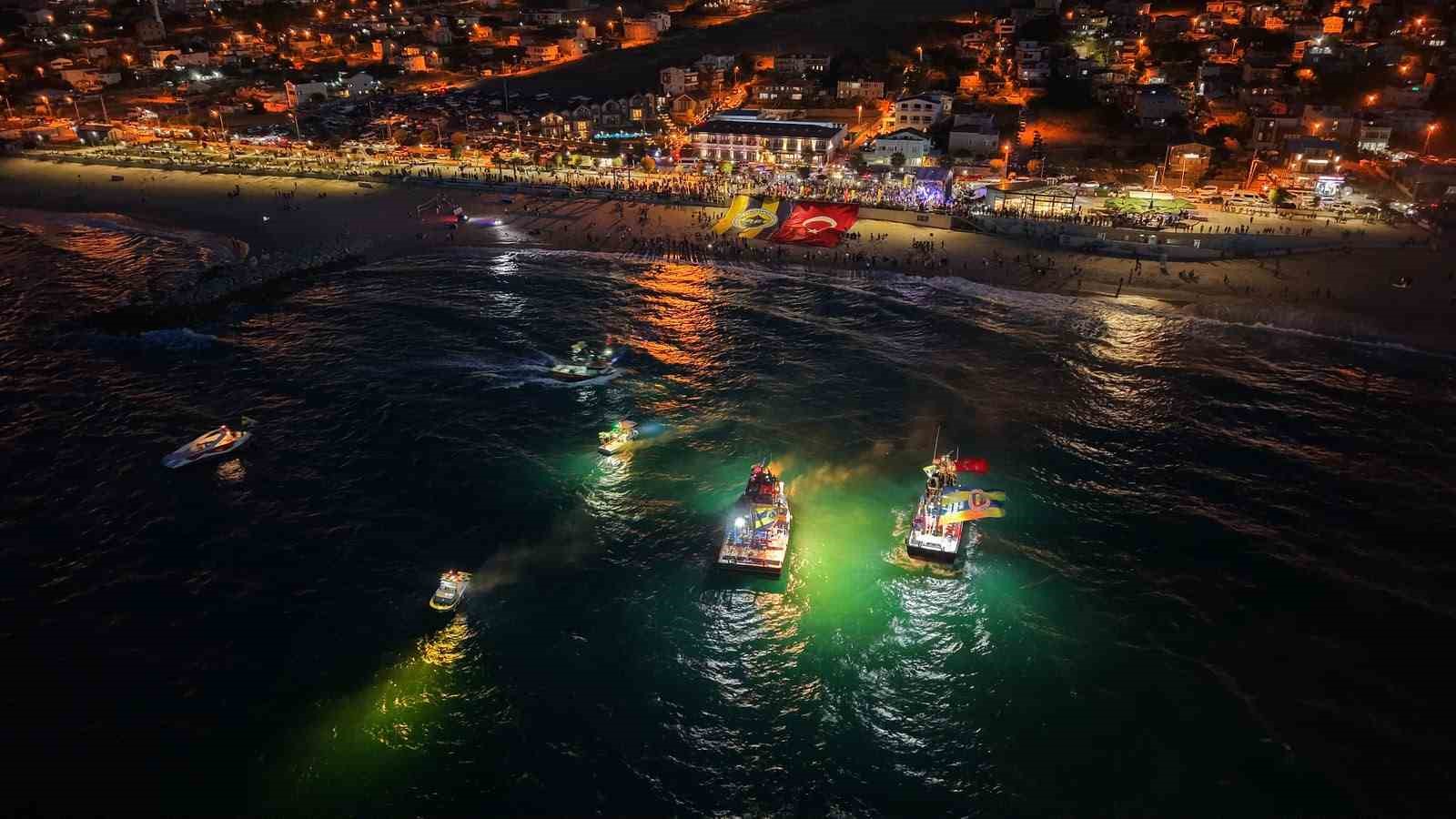Karaburun kıyısı sarı-lacivert renklere büründü