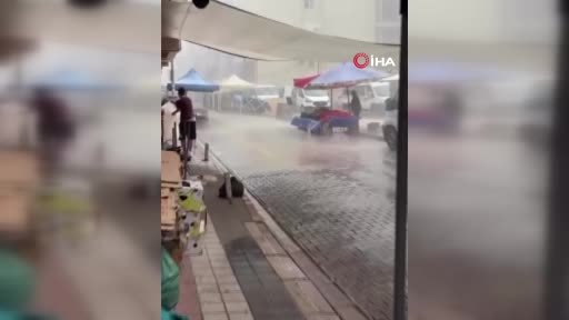 Karacabey’de şiddetli yağmur yolları göle çevirdi