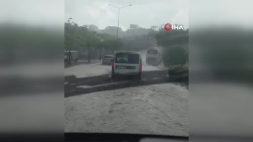 Karacabey’de şiddetli yağmur yolları göle çevirdi