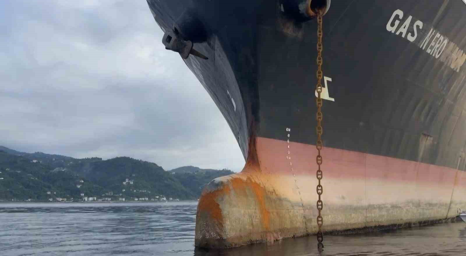 Karadeniz’de dron saldırısına uğrayan LPG tankeri Sürmene Tersanesi’nde tamir edilmeyi bekliyor