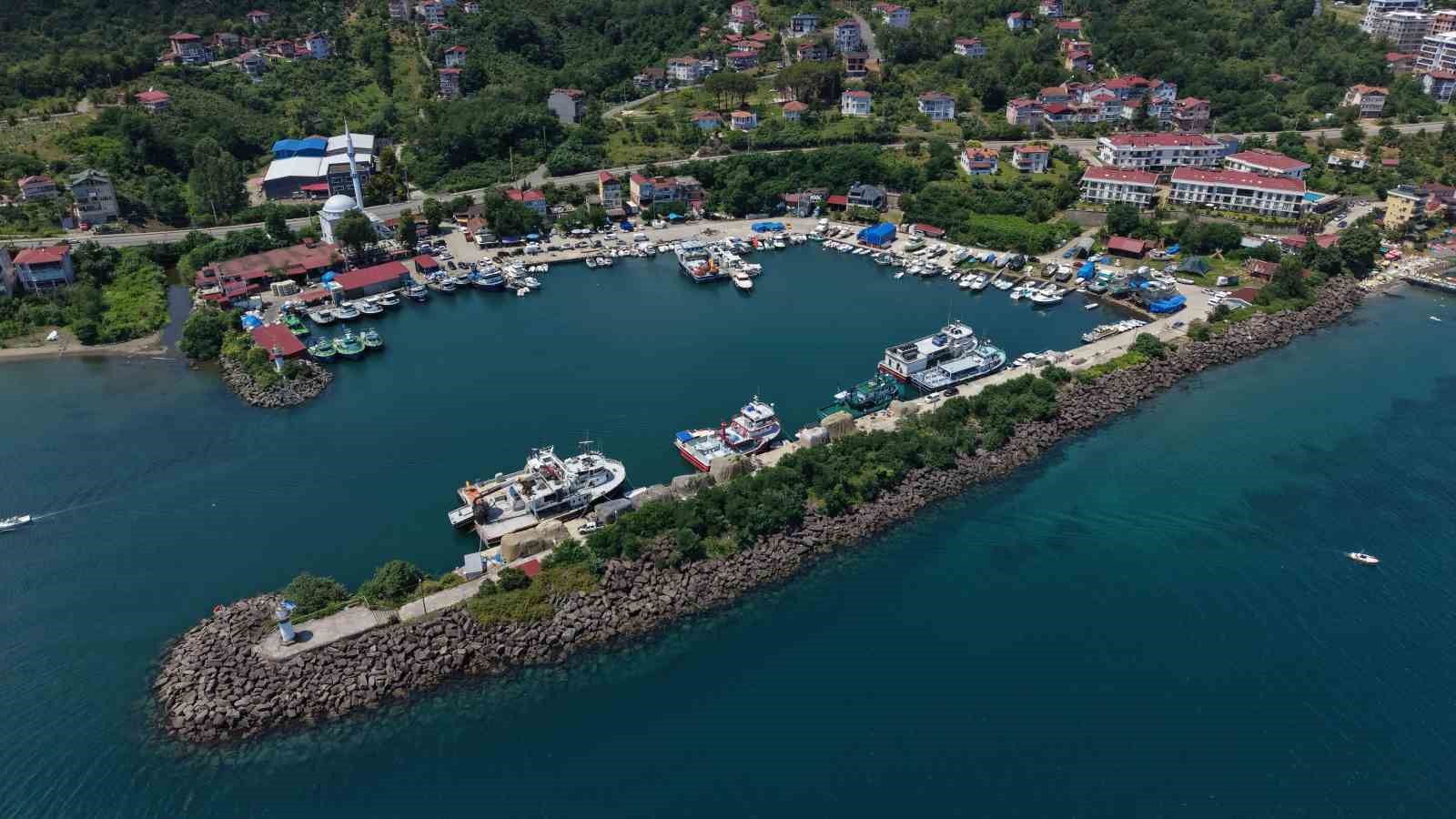 Karadenizli balıkçılar dönem için ağ bakımlarını sürdürüyor