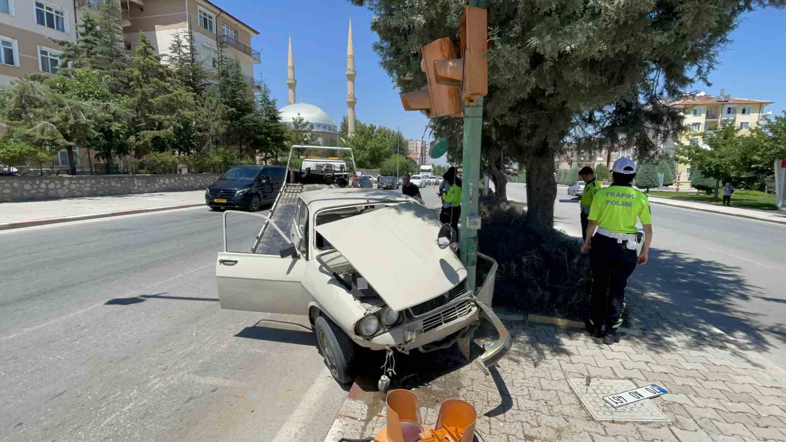 Karaman’da araba trafik lambasına çarptı: 1 yaralı