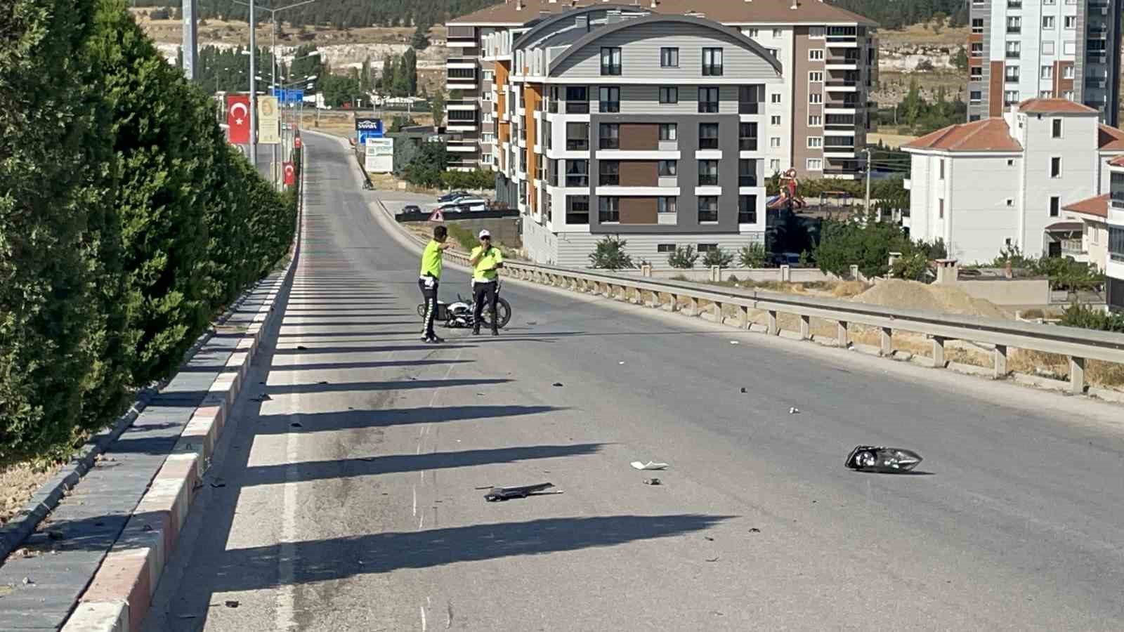Karaman’da arabayla çarpışıp devrilen motosikletin şoförü yaralandı