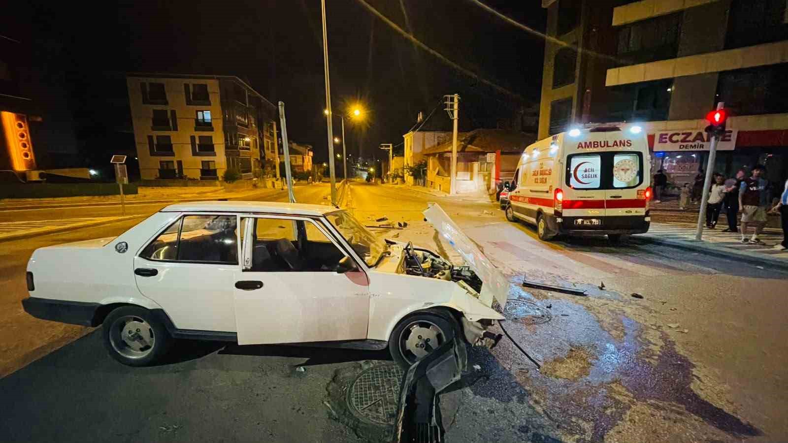Karaman’da iki arabanın çarpıştığı kaza ucuz atlatıldı