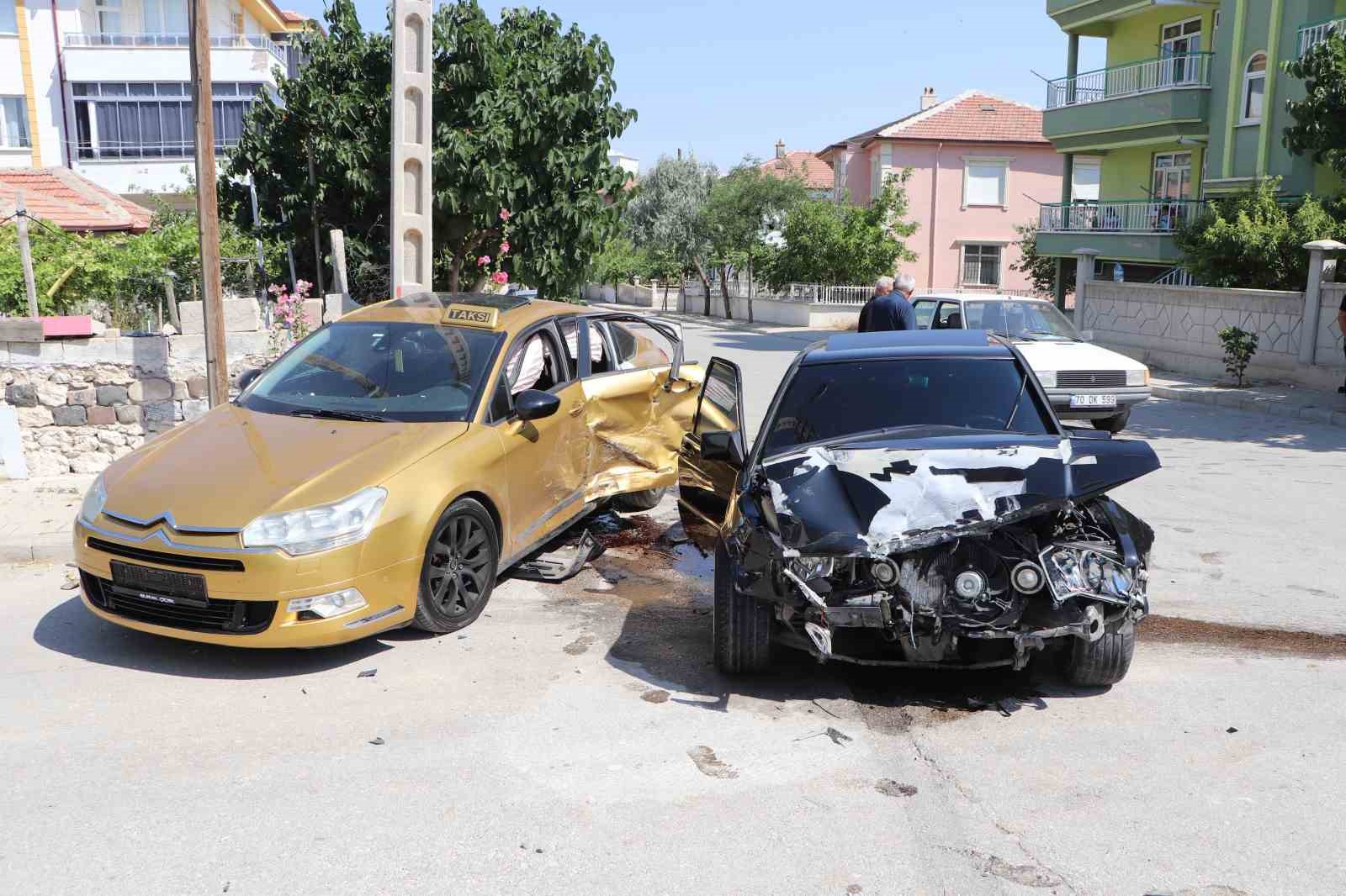 Karaman'da İki Otomobil Çarpıştı: 3 Yaralı ve Kaza Anı Kameralara Yansıdı
