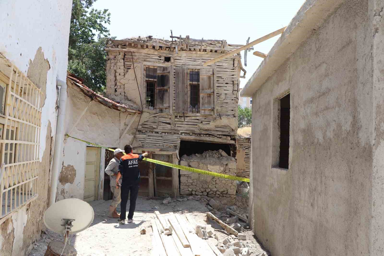 Karaman'da Yıkılan Duvarlı Metruk Eve Yönelik Güvenlik Önlemleri Alındı