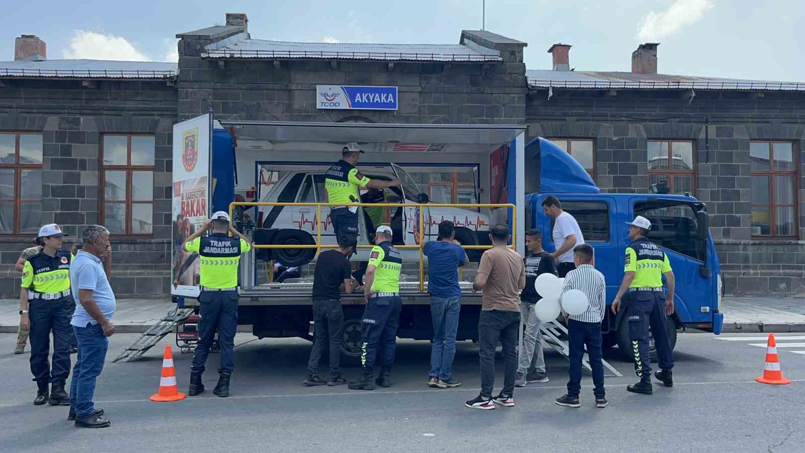 Kars’ta takla simülasyonu gerçeği aratmadı: Emniyet kemeri hayat kurtarır