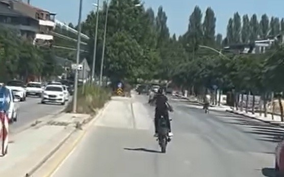 Kask ve plakasız tek teker sürüşü ve kırmızı ışıkta geçiş
