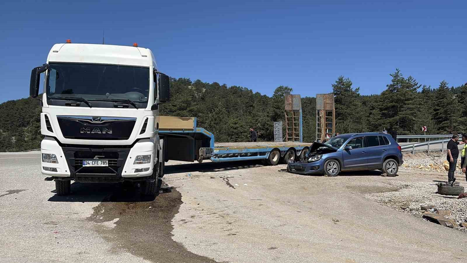 Kastamonu’da araba ile tır çarpıştı: 4 yaralı