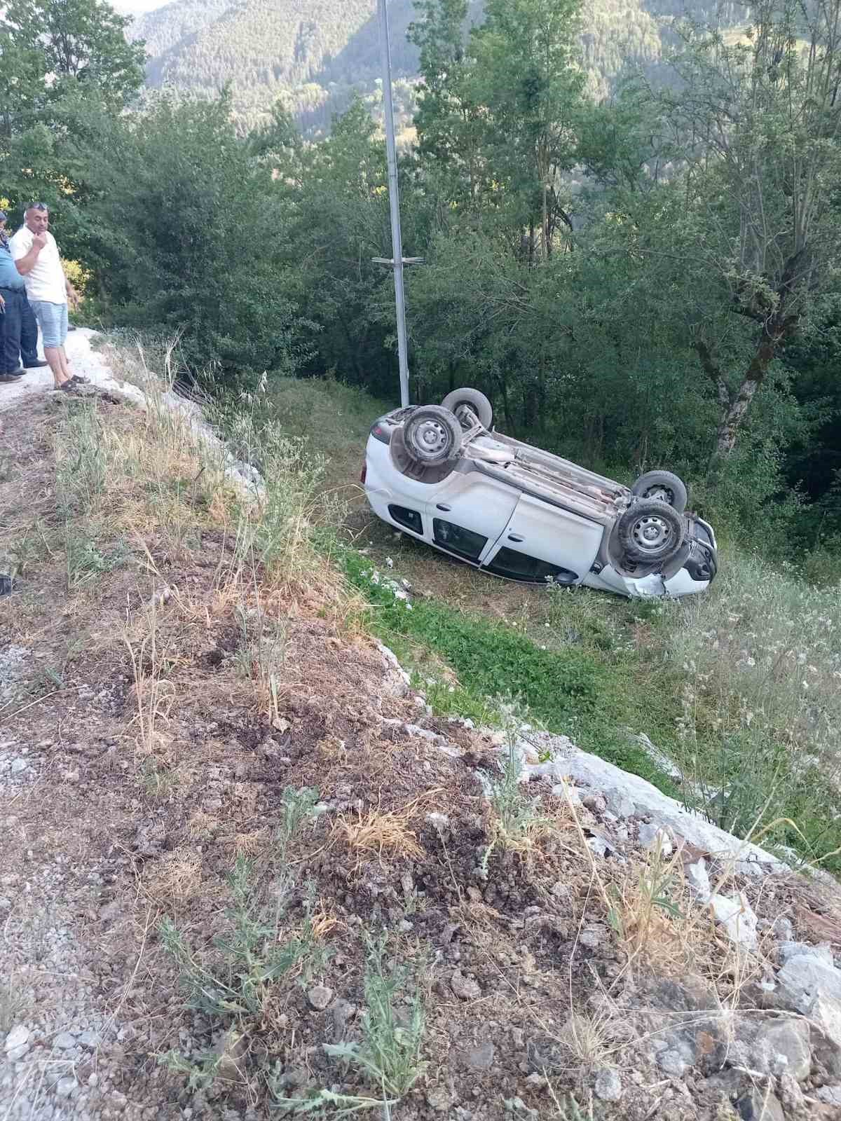 Kastamonu'da Otomobil Tarlaya Çıkıp Yaralanmalara Neden Oldu