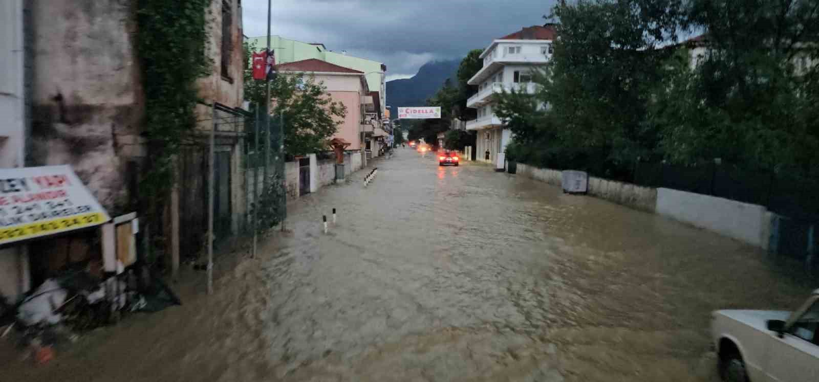 Kastamonu’yu sel vurdu: İş yerleri, meskenler ve araçlar su altında kaldı