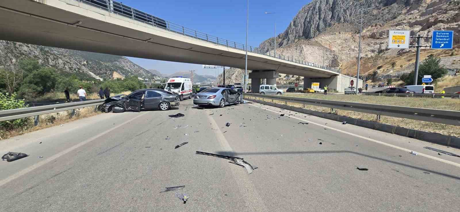 Kavşağı kaçırdı kazaya yol açtı: 4 kişinin yaralandığı korkunç kaza kamerada
